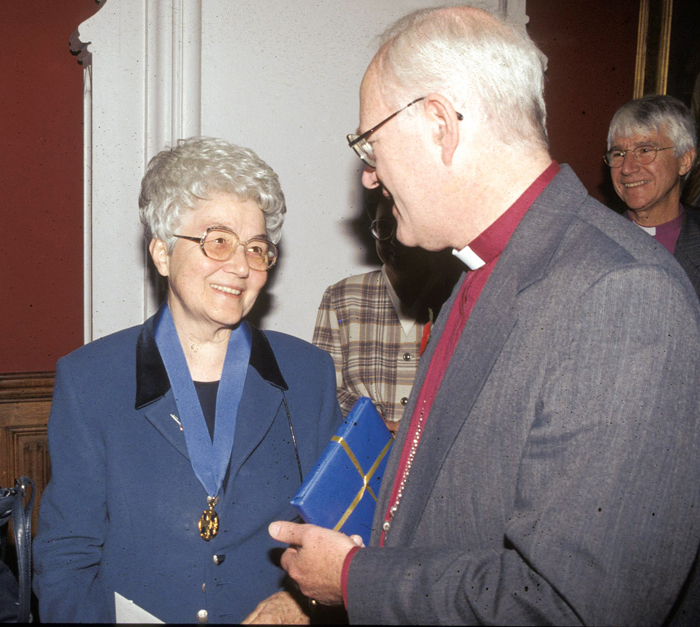 Chiara Lubich et l'archevêque de Canterbury Georges CAREY (1996)