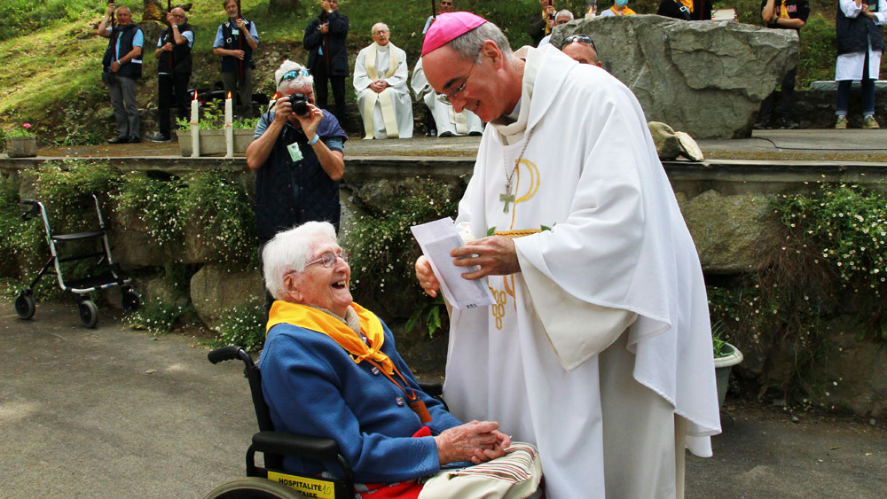 Mgr Percerou et une soeur