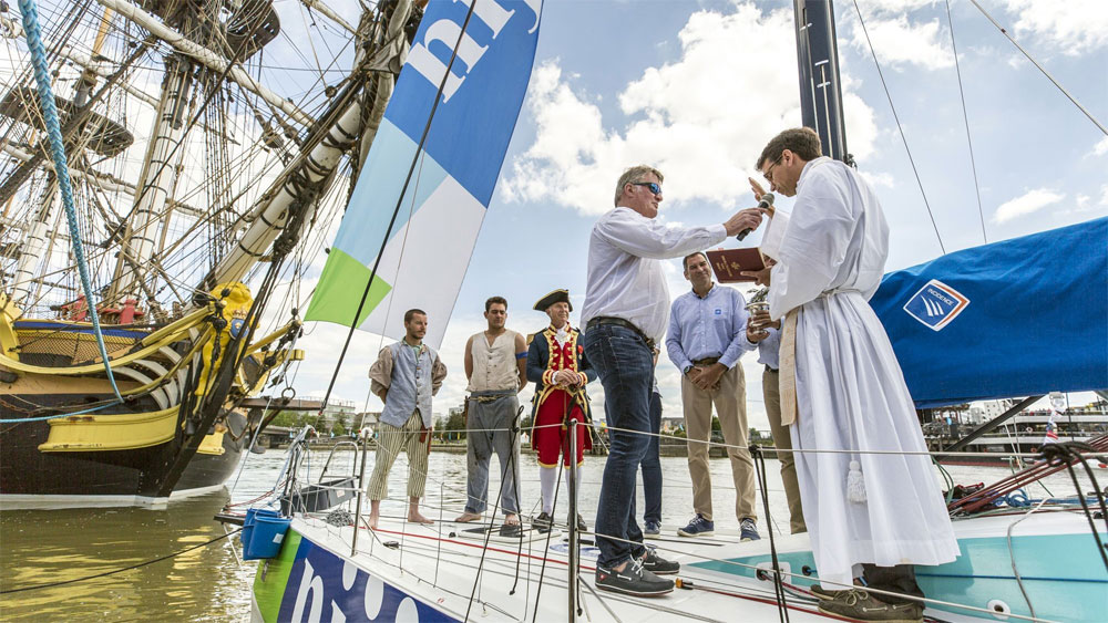 De gauche à droite : Gildas Morvan, Yann Cariou, Père Edouard Roblot et les représentants de Niji