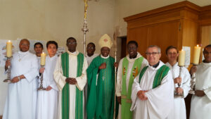 Mgr Koué avec les prêtres 