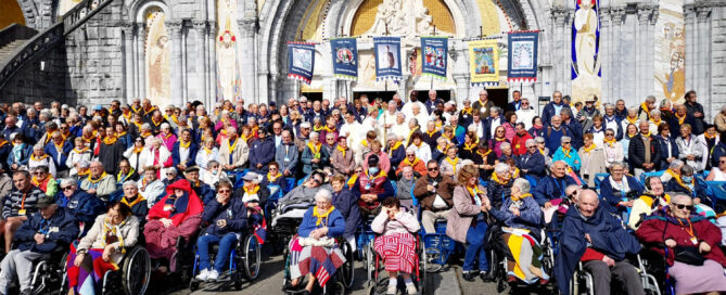 Pèlerins et malades devant basilique