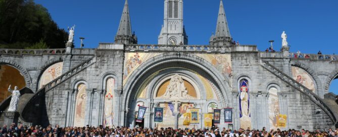 Pèlerins et malades devant basilique