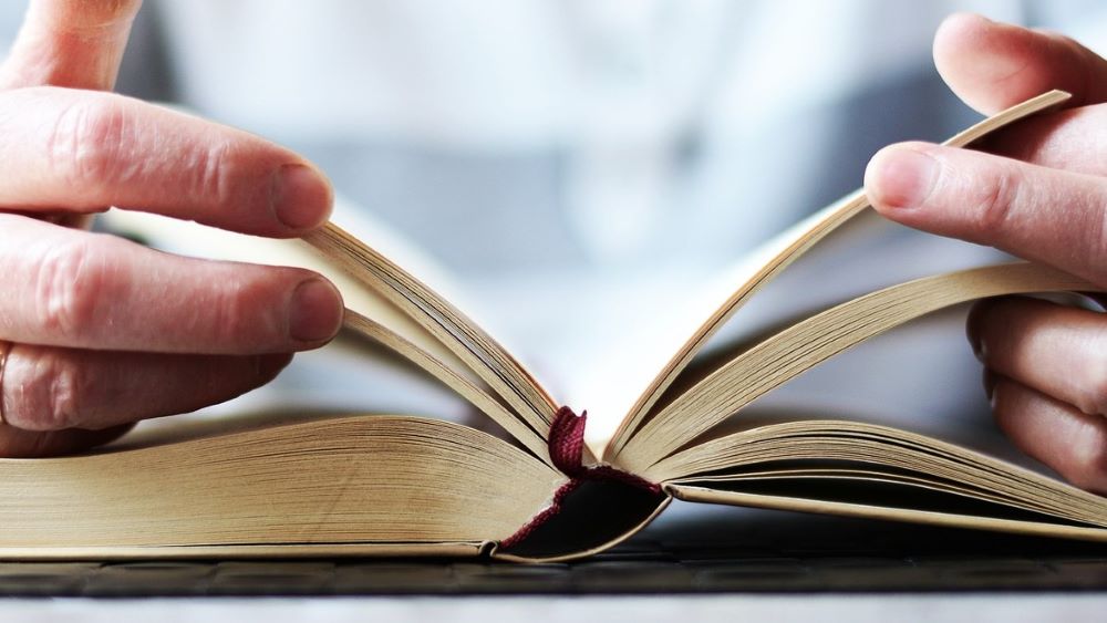 bible-ouverte-mains (1)